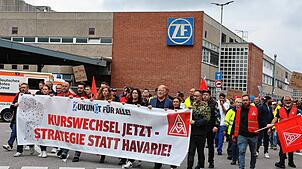Die ZF-Belegschaft in Friedrichshafen protestierte Dienstag gegen den Kurs des Vorstands. Doch mit Konfrontation allein ist ZF nicht zu ...