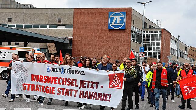 Die ZF-Belegschaft in Friedrichshafen protestierte Dienstag gegen den Kurs des Vorstands. Doch mit Konfrontation allein ist ZF nicht zu ...