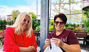 Sandra Kampman (links) und Micha Schneider treffen sich in Stockach, um gemeinsam zu stricken. Mitstreiterinnen sind willkommen.