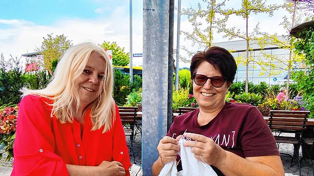 Sandra Kampman (links) und Micha Schneider treffen sich in Stockach, um gemeinsam zu stricken. Mitstreiterinnen sind willkommen.