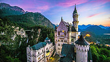 Deutschlands berühmtestes Schloss: Neuschwanstein in der Abenstimmung.