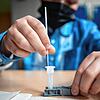 Drei Tests sind derzeit für nicht immunisierte Schüler Pflicht, wenn sie den Präsenzunterricht besuchen. Wer die Tests verweigert, wird ...