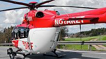 Mit einem Rettungshubschrauber, hier ein Symbolbild, muss der schwer Verletzte Bauhof-Mitarbeiter in ein Klinikum geflogen werden.