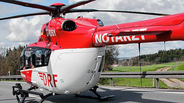 Mit einem Rettungshubschrauber, hier ein Symbolbild, muss der schwer Verletzte Bauhof-Mitarbeiter in ein Klinikum geflogen werden.