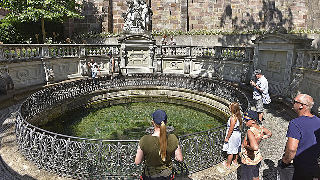Die Donauquelle, hier im Juli, ist Anziehungspunkt für Touristen. Wenn die in der Stadt übernachten, bezahlen sie Kurtaxe.