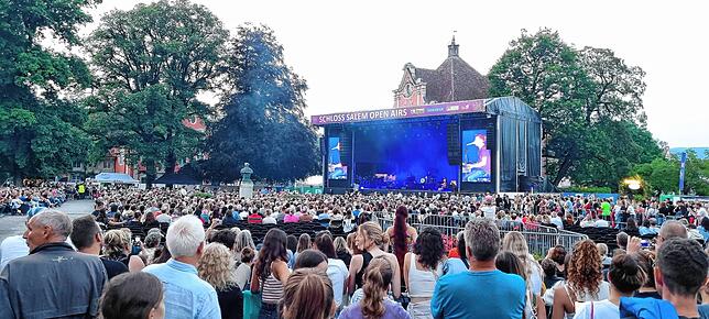 Bild 26: James Blunt begeistert Fans im Salemer Schlosspark
