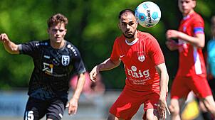Bitter: Aggelos Mitkidis (rechts) vom FC Tiengen 08 hat sich unmittelbar vor dem Abpfiff beim 0:3 seiner Elf beim FC ...