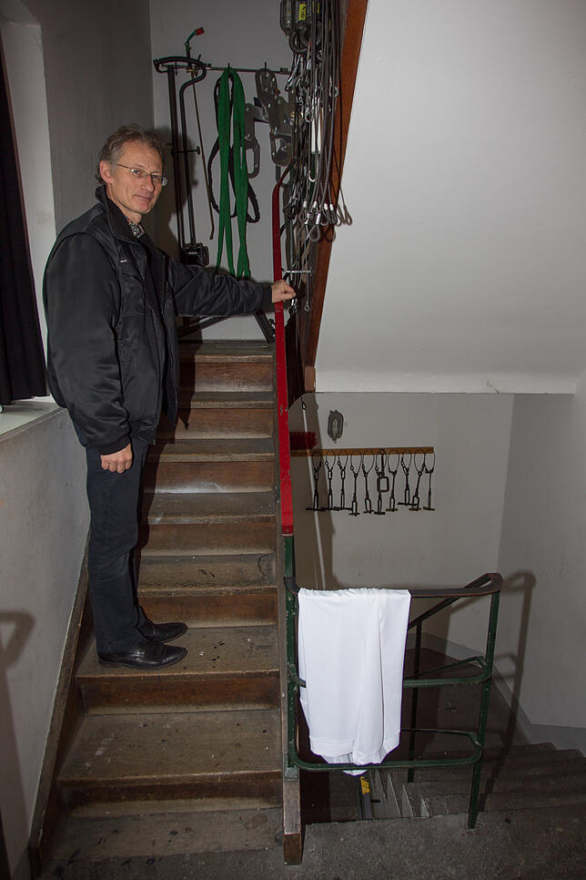 Holger Bueb auf der Treppe zum Turmzimmer.