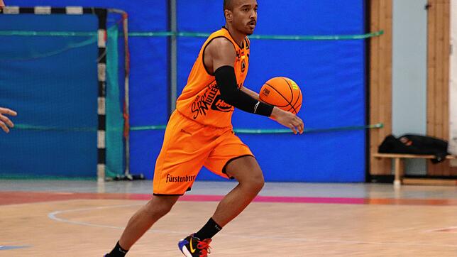 Chris Frazier (14 Punkte) und die wiha Panthers Schwenningen verloren in Rostock knapp.