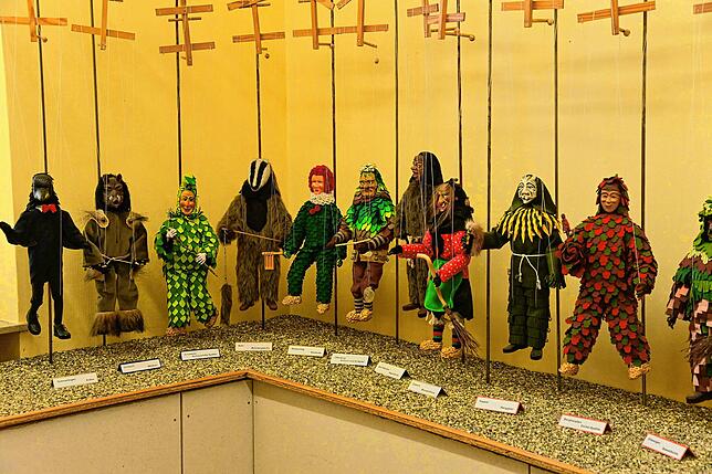Einträchtig beieinander: Hier hängen Figuren der oberrheinischen Fasnacht im Maßstab 1:4.