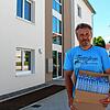 Roland Mathis, Geschäftsführer der Baugenossenschaft Stockach, mit den Schlüsseln für die neuen Wohnungen in der Robert-Koch-Straße 1.
