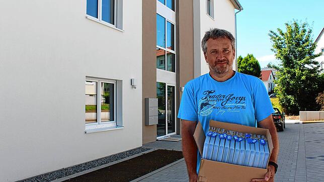 Roland Mathis, Geschäftsführer der Baugenossenschaft Stockach, mit den Schlüsseln für die neuen Wohnungen in der Robert-Koch-Straße 1.