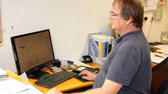 Erich Wild, Inhaber von Elektrotechnik Wild und Vorstandsmitglied der Elektro-Innung der Kreishandwerkerschaft, in seinem Büro beim ...