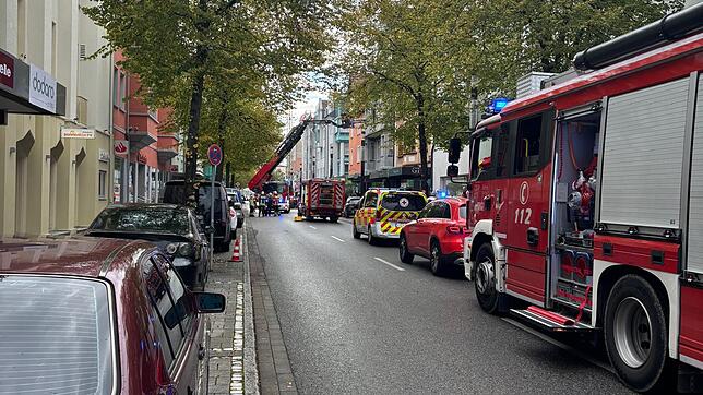 Notarzt und Feuerwehr stehen in der Ekkehardstraße in Singen.