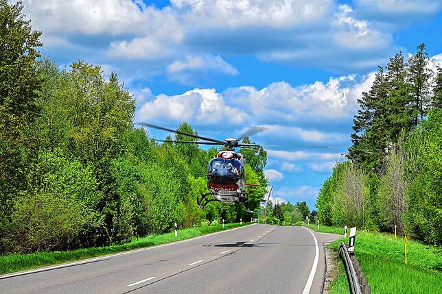 Rettungshubschrauber Christoph 11 bringt einen der Verletzten ins Klinikum.