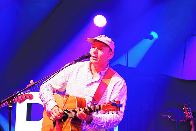 Mit Peter Pux beginnt die Festival-Nacht im großen Zelt.
