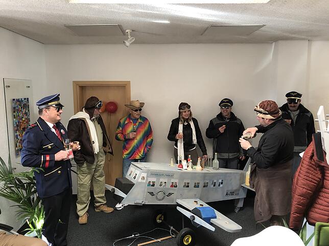 Die Rathaus-Crew mit Kapitän Adi Schmidle (links) tankt kurz vor dem Abflug mit Tante Ju noch auf. Doch die Narrenzunft kann die ...