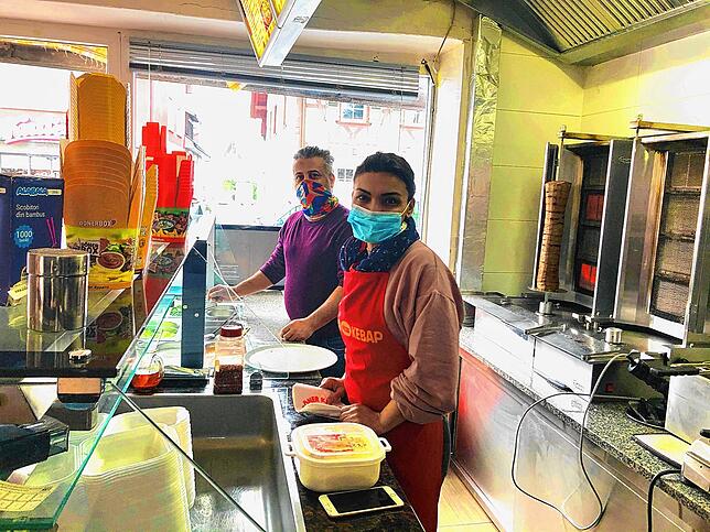 Ali und Hatice Kaval sind zuversichtlich, dass sie beide bis zum Ende des Lockdown mit ihrem Kebap- und Pizza-Imbiss in Bermatingen ...