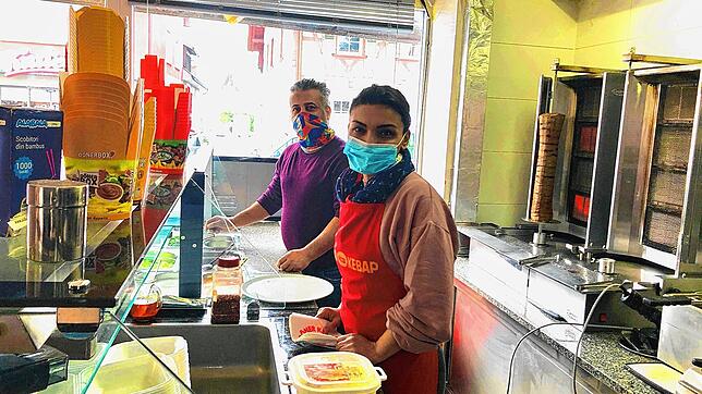 Ali und Hatice Kaval sind zuversichtlich, dass sie beide bis zum Ende des Lockdown mit ihrem Kebap- und Pizza-Imbiss in Bermatingen ...