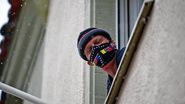 Alexander Metzler aus Überlingen mit selbstgenähtem närrischen Mundschutz.
