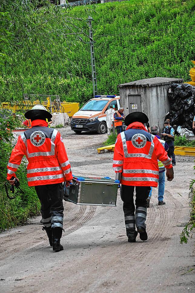 Allein das Rote Kreuz – hier Helfer vom Bevölkerungsschutz – ist mit mehr als 50 Einsatzkräften vor Ort.