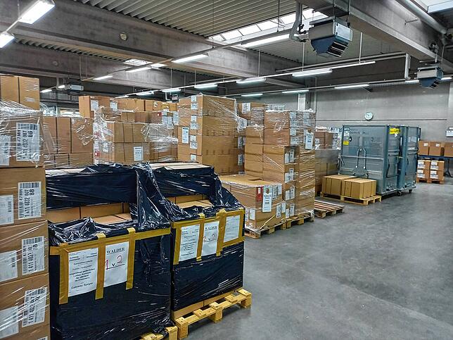 Von hier gehen die Schuhe raus an die Abnehmer. Diese Paletten sind bereits fertig verpackt.