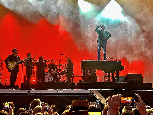 Während seiner Performance war Tom Odell nicht nur vor, sondern auch auf dem Piano zu sehen.