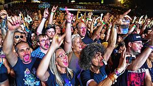 Jeweils 3000 heißhungrige Heavy-Metal-Fans feiern am Wochenende auf dem Tennenbronner Metalacker ab.