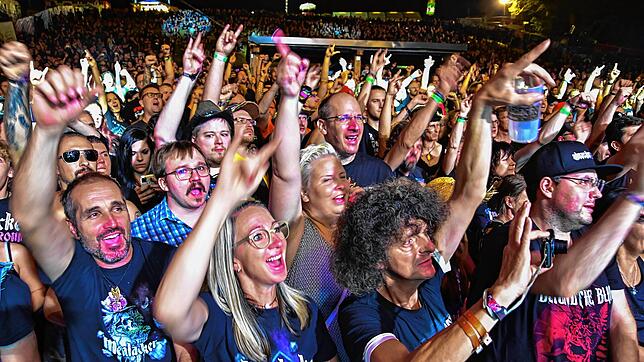 Jeweils 3000 heißhungrige Heavy-Metal-Fans feiern am Wochenende auf dem Tennenbronner Metalacker ab.