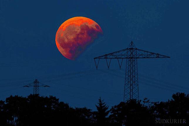 2017 hat Hans-Jürgen Götz eine partielle Mondfinsternis über dem Schwarzwald fotografisch festgehalten.