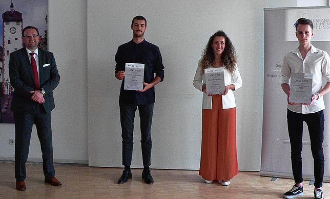 Die drei neuen Stipendiaten der Volksbank-Hochrheinstiftung: Florian Fries aus Bad Säckingen, Michelle Sitko aus Wutöschingen und Sergey ...