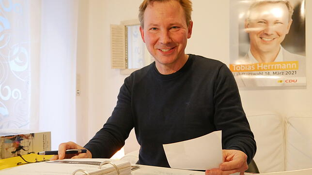 Ein Landtagswahlkampf will gut organisiert sein: Tobias Herrmann tritt für die CDU bei der Wahl am Sonntag, 14. März, an. Dafür wurde ...