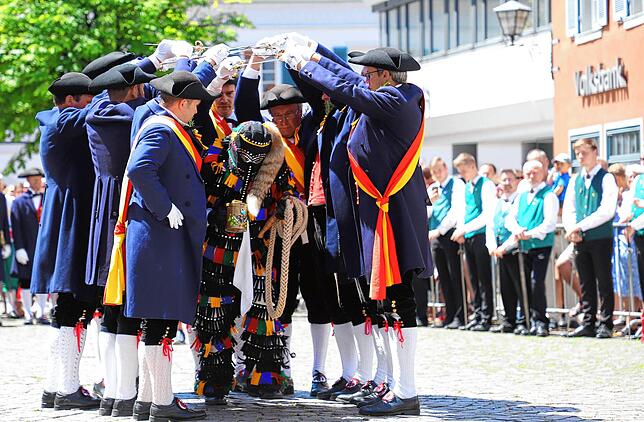 Bild 20: Traditionelle Tänze bei tollem Wetter: Bilder vom ersten internationalen Schwerttanztreffen