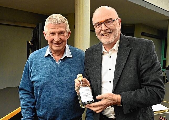 Willi Schirrmeister bringt Rainer Stolz eine Flasche geklärtes Abwasser 2023 mit.