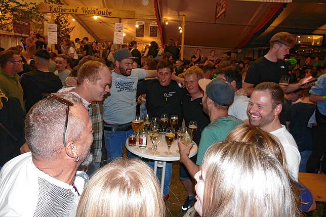 Bild 4: Die Frog-Party der Froschenkapelle Radolfzell mobilisiert die Massen auf dem Fürstenberg