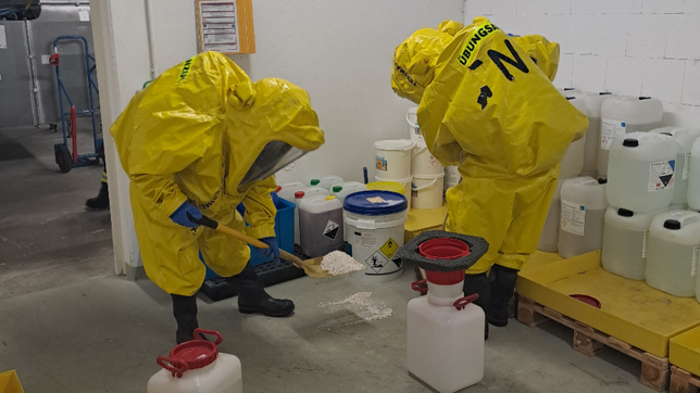 Bei der Feuerwehrübung im Sportbad wurde auch der Umgang mit Werkzeugen mit einem Chemikalienschutzanzug trainiert.