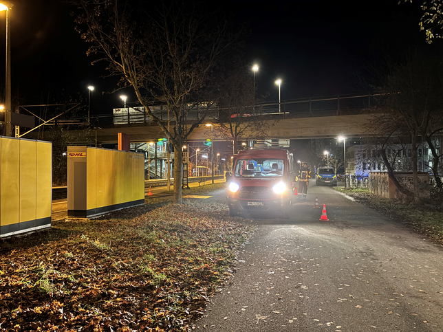 In der Nacht auf Donnerstag, 28. November, sind Polizei, Feuerwehr, DLRG sowie ein Hubschrauber im Einsatz.