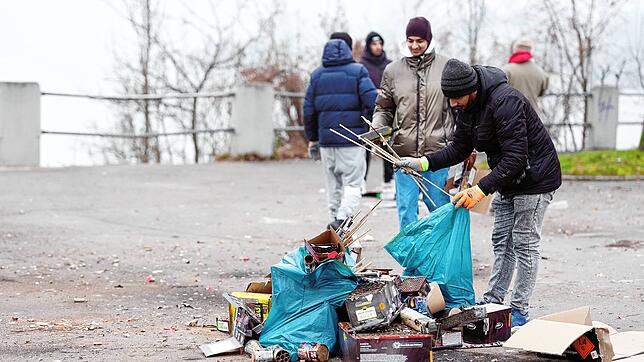 Bei den Hölzchen als Raketen-Überbleibseln ist Handarbeit gefragt, denn gegen sie ist die Kehrmaschine allein machtlos.