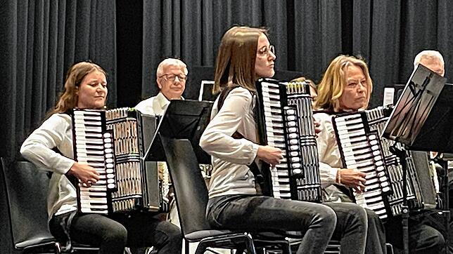 Das Harmonika-Orchester bereicherte den Empfang mit anspruchsvollen Melodien.