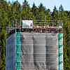 Kein Verpackungskünstler war hier am Werk. Das feinmaschige Netz um den Turm der Ruine Roggenbach dient dem Fledermausschutz.