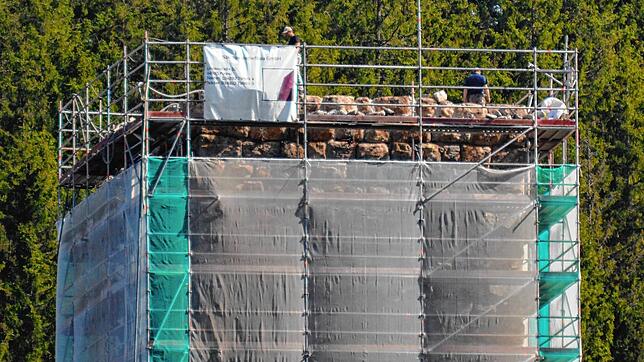 Kein Verpackungskünstler war hier am Werk. Das feinmaschige Netz um den Turm der Ruine Roggenbach dient dem Fledermausschutz.