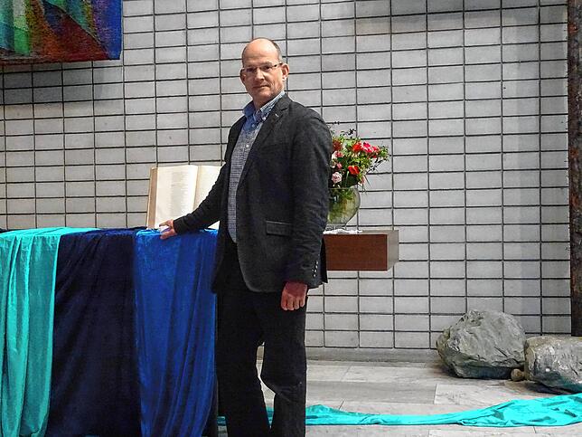 Christian Link, Pfarrer der Evangelischen Kirchengemeinde, vor dem Altar in der Christuskirche.