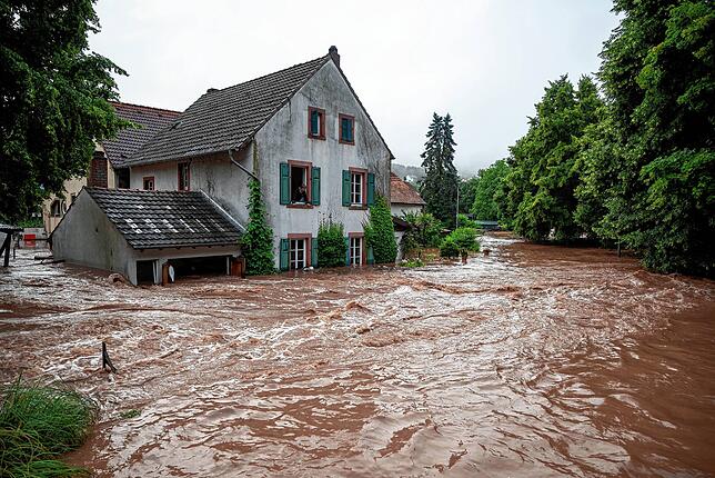 In Erdorf in Rheinland-Pfalz ist die Kyll über die Ufer getreten und hat Teile des Dorfes geflutet.