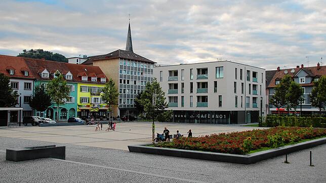 Ein Mann rannte am Tag vor Weihnachten auf den Herz-Jesu-Platz in Singen &ndash; nur notdürftig bekleidet und mit blutigen Schnitten am ...