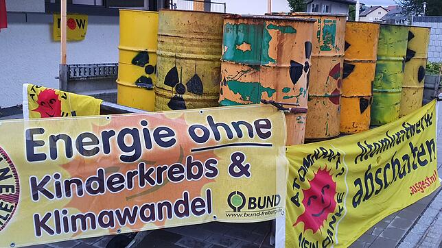 Gegner des geplanten Atomendlagers Nördlich Lägern haben in Hohentengen 2022 Fässer und Plakate platziert.