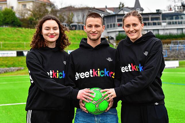 Ball im Fokus: Gemeinsam mit Jan Hebding, der beim Fototermin erkrankt passen musste, zählen (von links) Hannah Steinmacher, Patrice ...