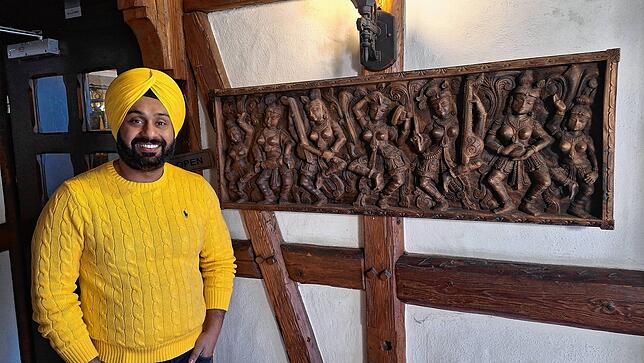 Ajit Singh im Eingangsbereich des Gebäudes – auch hier finden sich indische Kunstwerke.