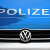 Ein Blaulicht leuchtet an einer Polizeistreife. Hier ein Symbolbild.