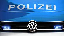 Ein Blaulicht leuchtet an einer Polizeistreife. Hier ein Symbolbild.