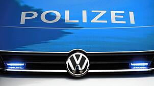 Ein Blaulicht leuchtet an einer Polizeistreife. Hier ein Symbolbild.